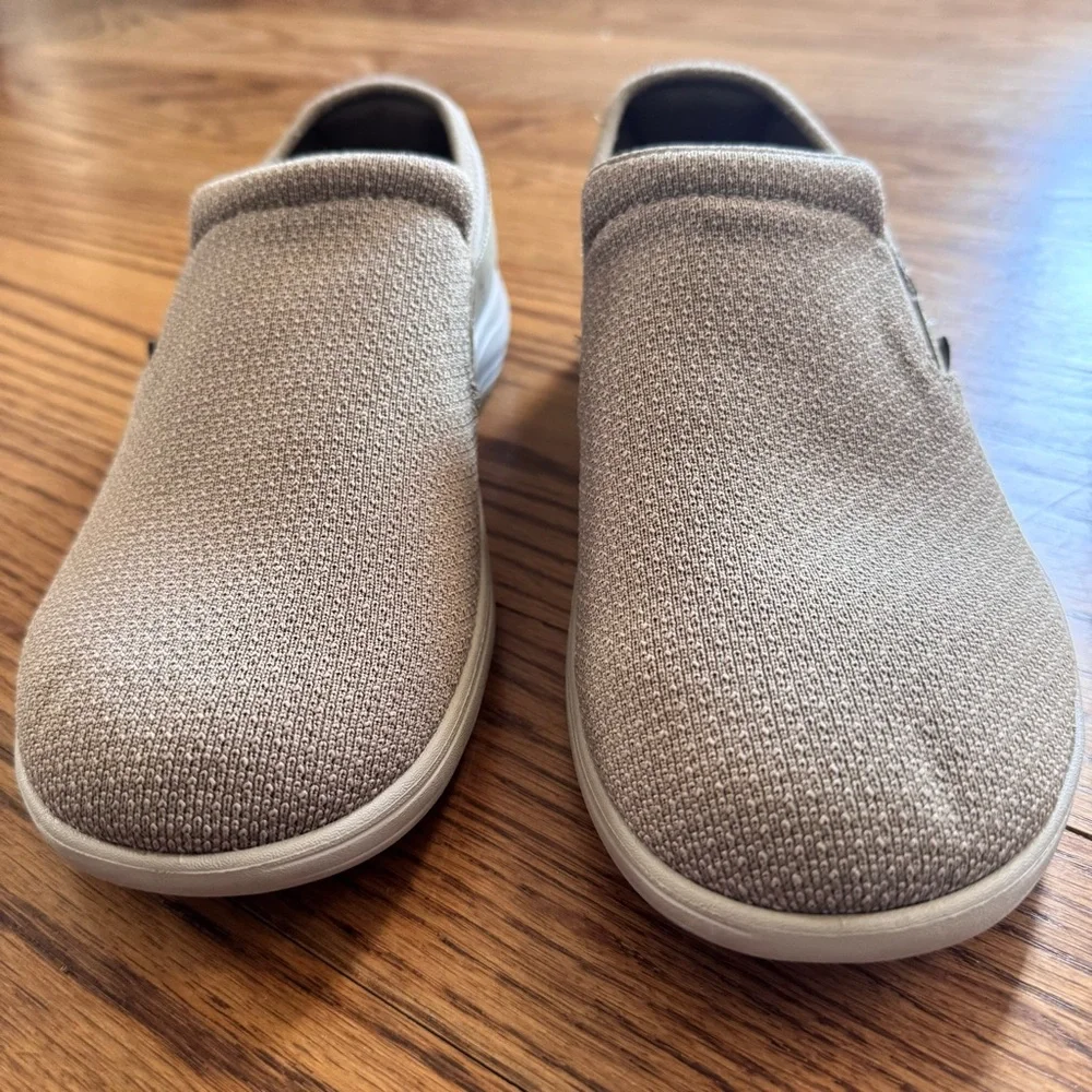 EUC Crocs Reviva Slip-On Sneakers (Reviva Canvas Loafers) size 10 style #205807